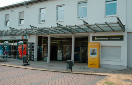 Eingang Fitomat und Mecklenburgische Eingangsbereich am Aubach mit Fitomat und Mecklenburgische Versicherung Steffen Häuser