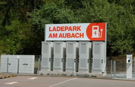 Ladepark am Aubach Schild Schild Ladepark am Aubach mit Ladetechnik und Ladesäule