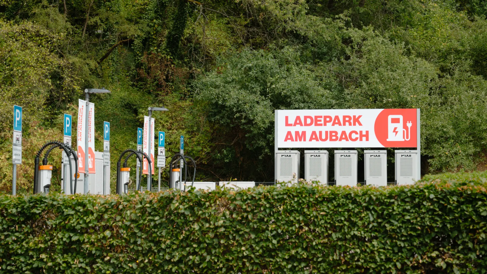 Ladepark am Aubach mit Schnellladesäulen und Parkplätzen für Elektrofahrzeuge
