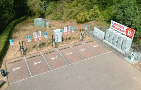 Luftbild Ladepark Luftbild des Ladeparks am Aubach mit sechs Ladepunkten