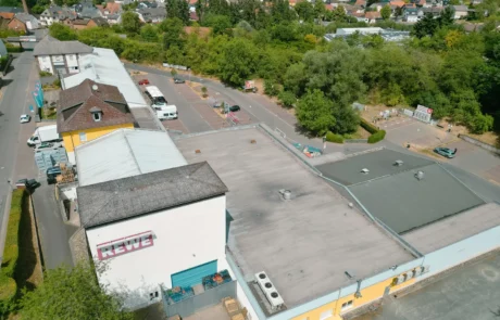 Luftbild REWE-Gebäude Luftbild des REWE-Gebäudes am Treffpunkt Aubach mit Blick über Waldsolms