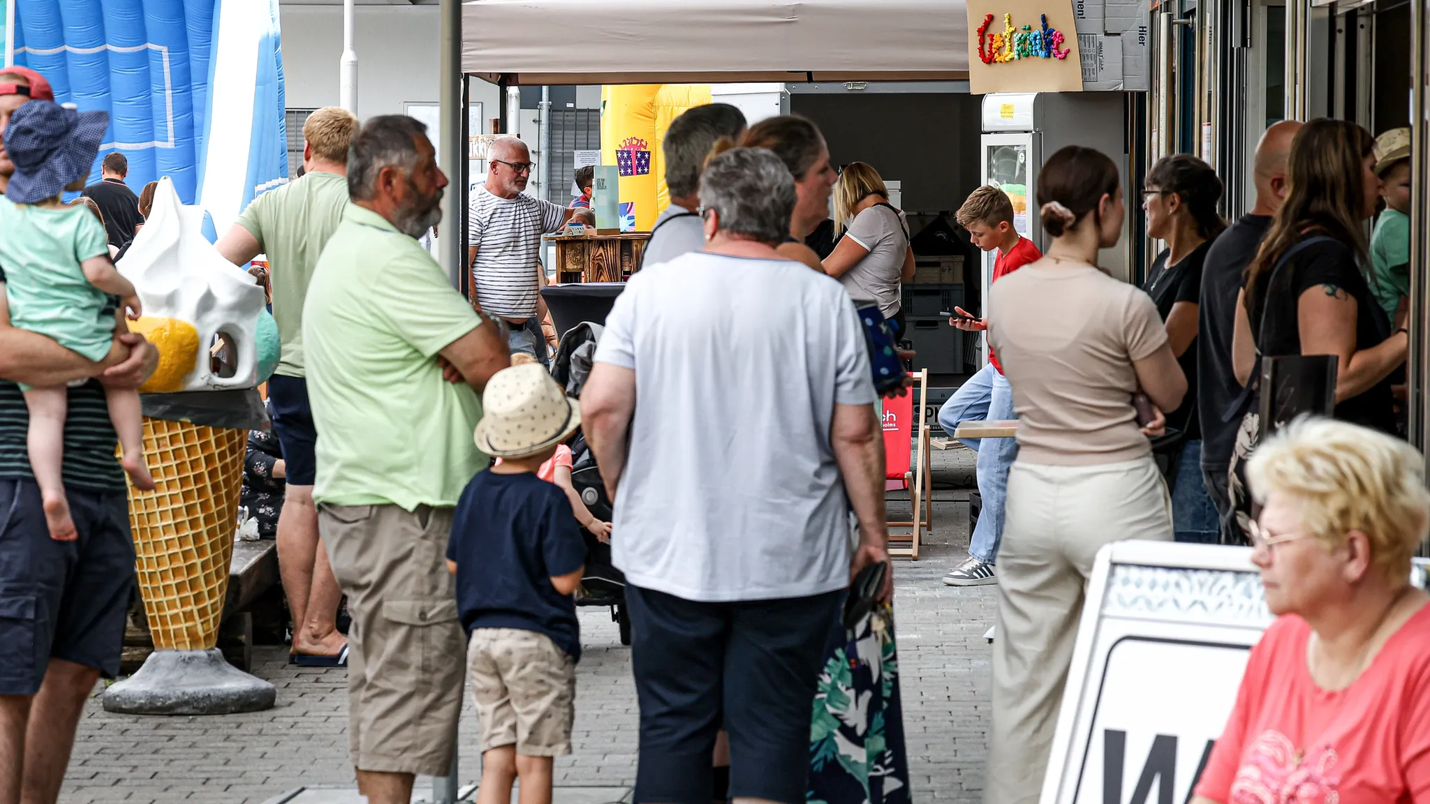 Besucherinnen und Besucher bei einer Veranstaltung am Treffpunkt Aubach in Waldsolms